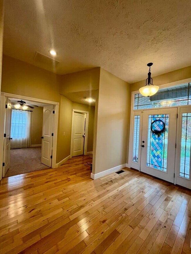 Building Photo - 5 bedroom and 3 bathroom two level house