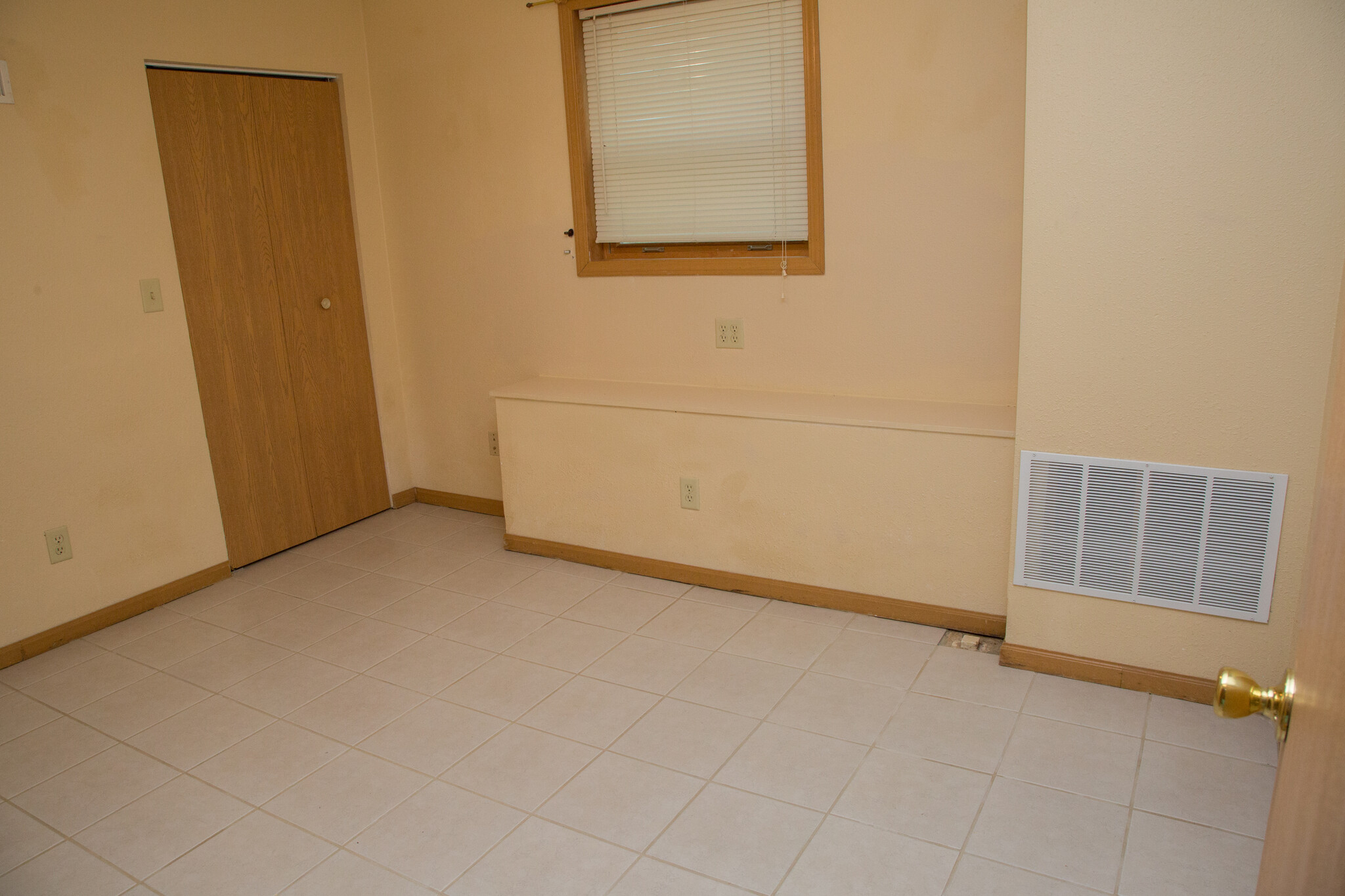 Lower level room #1 - 2079 Hummingbird Dr