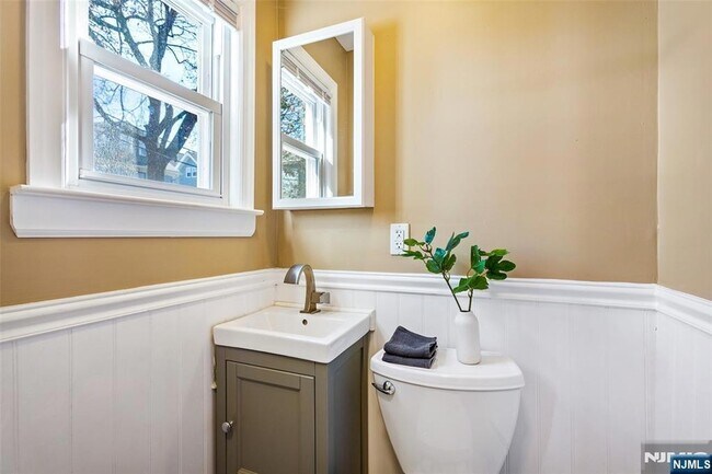 Building Photo - 1054-1056 Hunterdon Street Unit Leftside