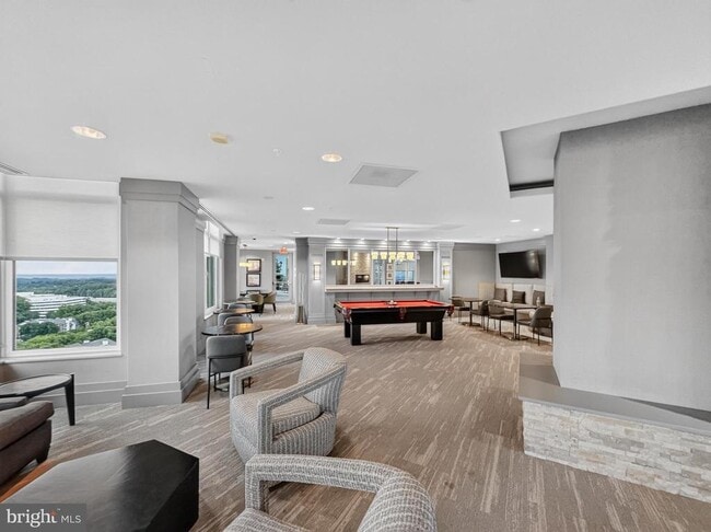 Building Photo - 8220 Crestwood Heights Dr