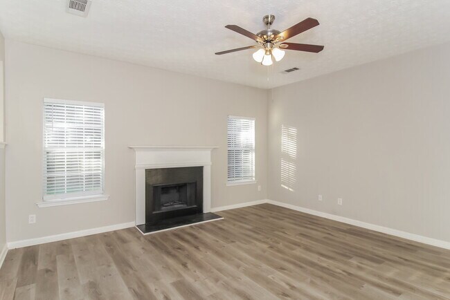 Building Photo - 550 Gardinia Dr
