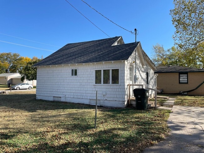 Building Photo - Clean 2 Bedroom 1 Bath House