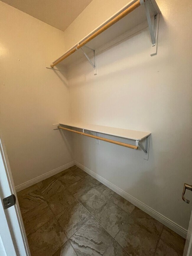 Building Photo - 2 bed/ 2 bath