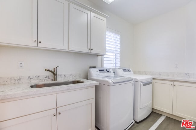 Building Photo - 24040 Dandelion Ln