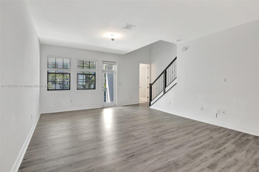 Building Photo - 11549 SW 13th Ct