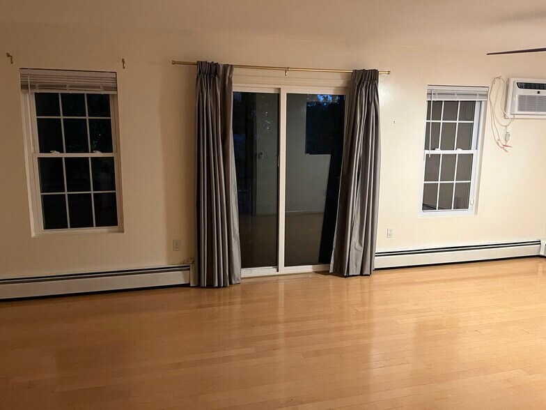 Building Photo - 565 Quaker Ln