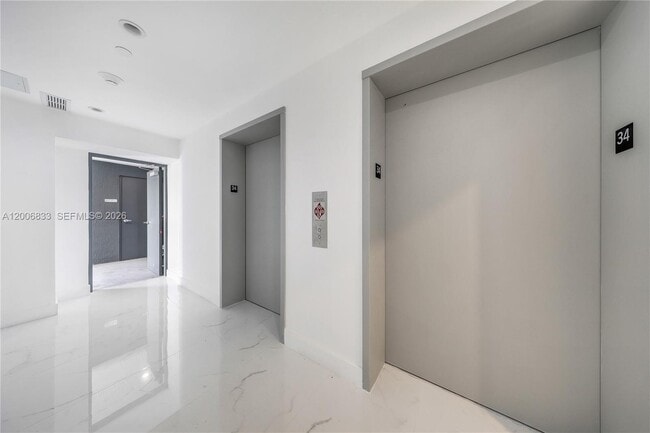 Building Photo - 700 NE 24th St