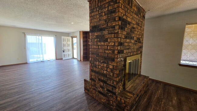 Building Photo - Wonderful 2 Bedroom Duplex in Bethany!  $1250 Per Month!