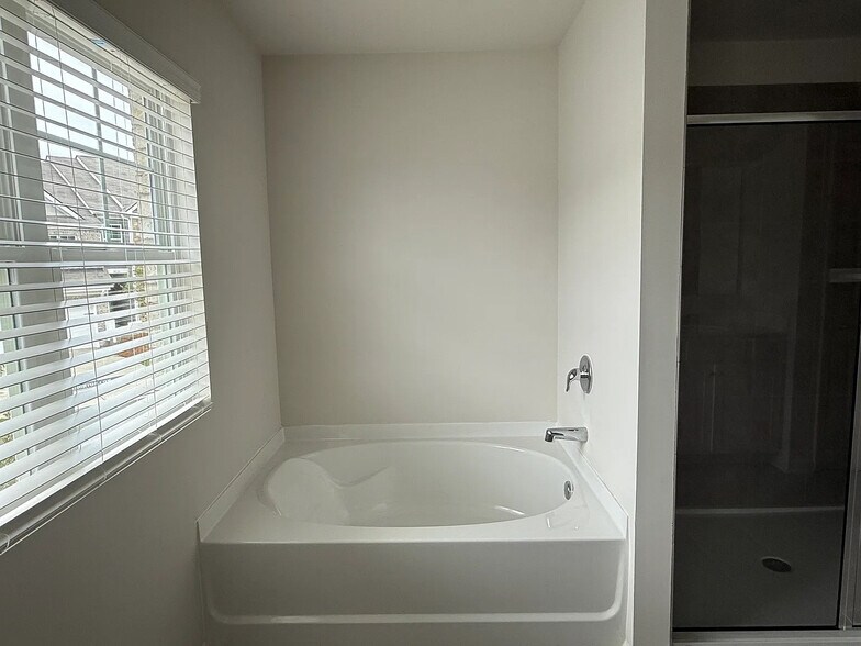 Building Photo - Room in Townhome on Greyton Dr