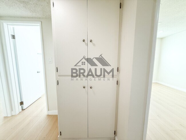 Building Photo - 13129 Oxnard St