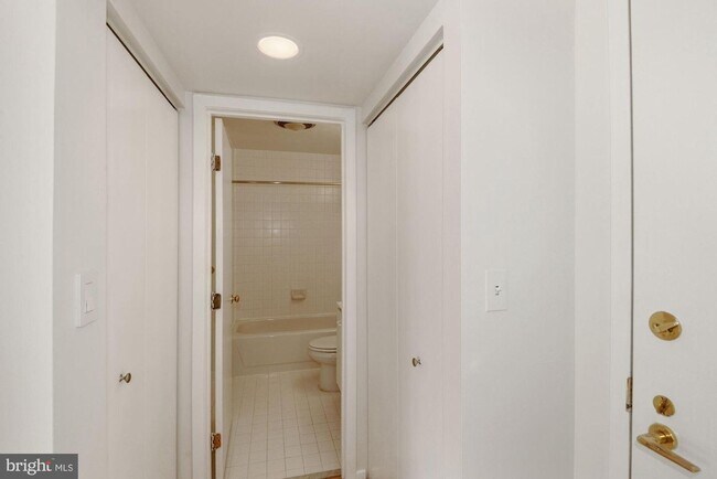 Building Photo - Georgetown. Upper *** Large, Stylish, Top ...