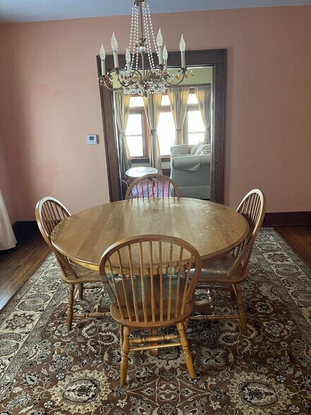 Lovely dining roomBa - 719 W 2nd St