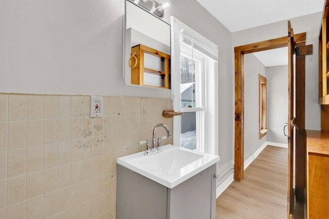 Building Photo - 11 Russell Rd