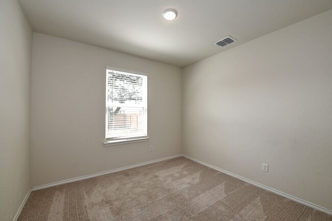 Building Photo - 4 BEDROOM  |  LOFT  |  3 BATH  |  4th BEDR...