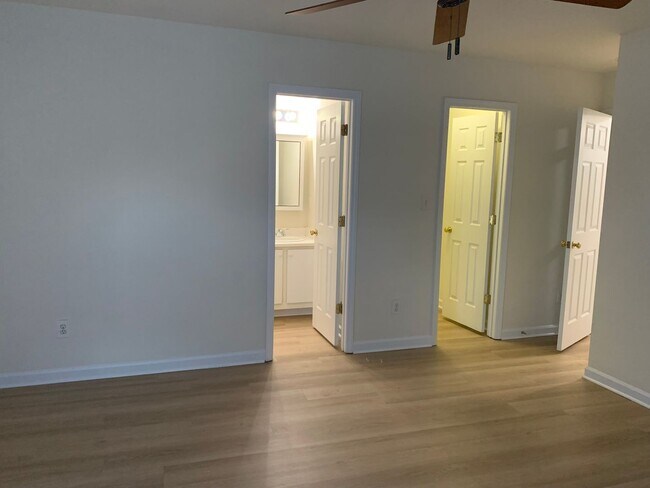 Building Photo - All new laminate flooring~3 bedroom 2 baths ~ small pet with fee ~Home Owner's Assocaite rules & ...