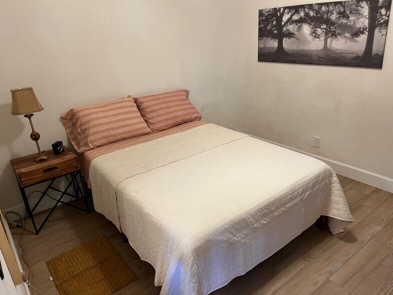 2nd front bedroom - 2844 E Edison St