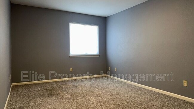 Building Photo - 761 S Laurue Dr