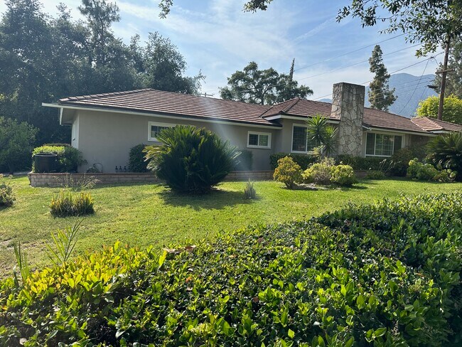 Building Photo - 1705 N Santa Anita Ave