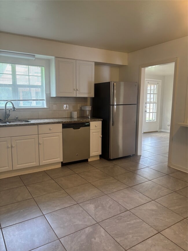 Building Photo - 4713 Saxon St