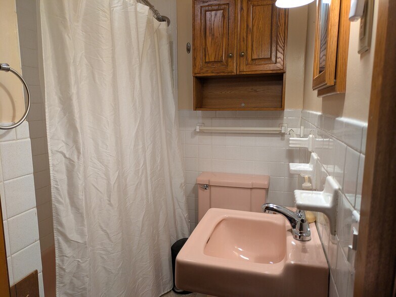 bathroom - 460 N Main St