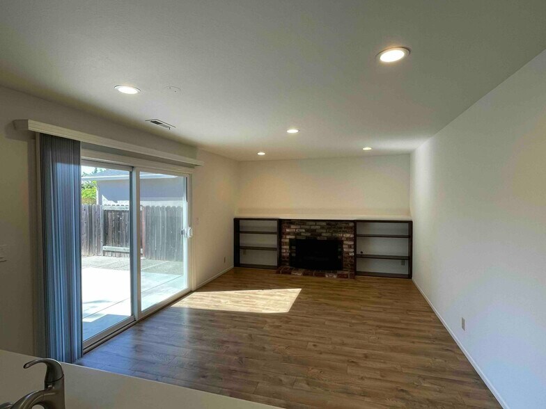 Family room adjacent to kitchen. - 3724 Edgefield Drive