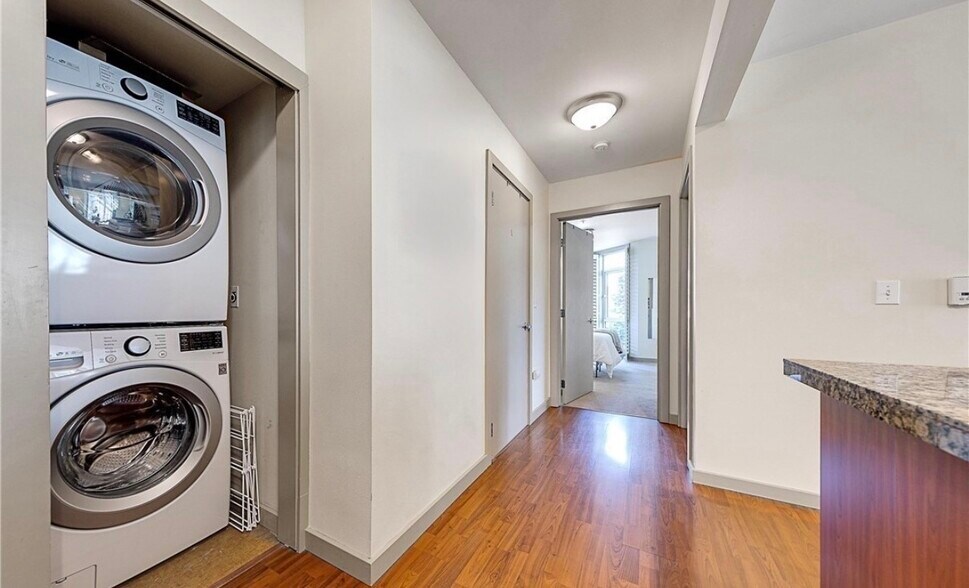 Building Photo - 103 Bellevue Ave E
