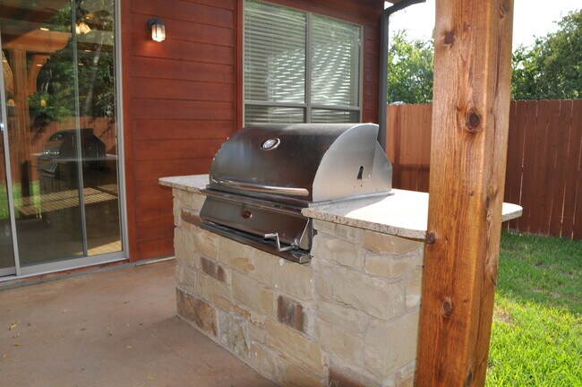 Building Photo - UT PRE-LEASE: Beautiful, Recently Constructed 6 bed/ 4 ba home in North Loop Area, Mins to UT