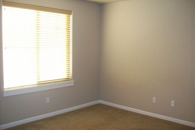 Building Photo - MOVE IN SPECIAL $500 OFF FIRST MONTH RENT ...
