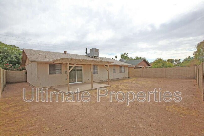 Building Photo - 2808 W Orangewood Ave