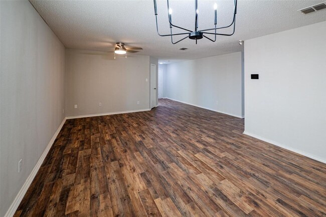 Building Photo - Totally Remodeled 4 bed 2 bath