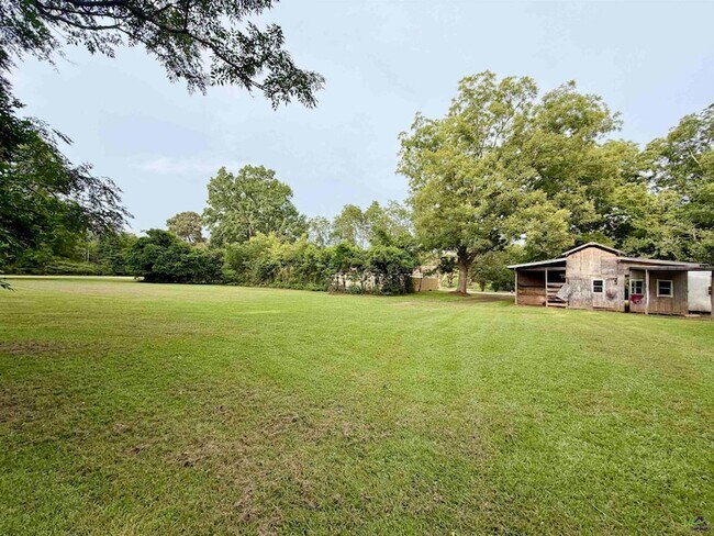 Building Photo - 533 Lake Joy Rd