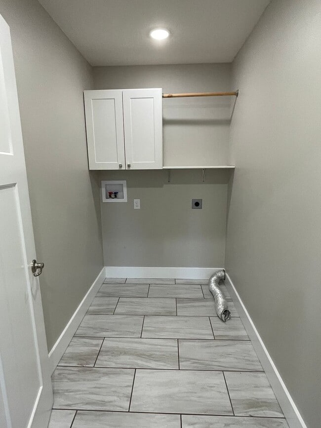 Building Photo - Built in 2020! 3 Bed 2 Bath w/ FENCE and UF Walk Out Basement