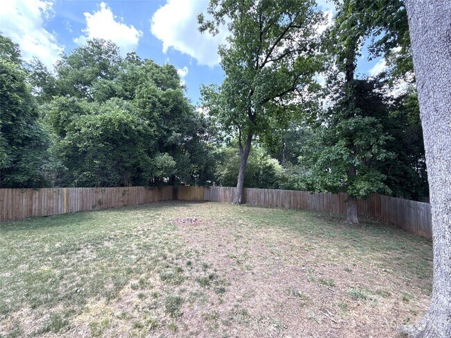 Building Photo - 833 Mohigan St