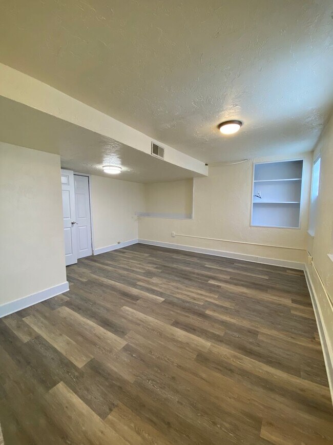 Building Photo - 409 Parkwood Rd