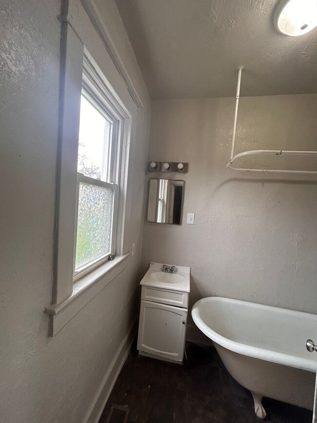 Building Photo - 1320 E Woodbine Pl