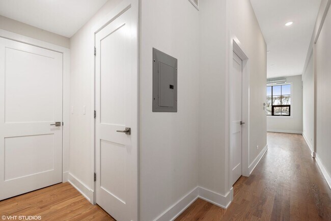 Building Photo - Top Floor 1 Bed 1 Bath Pet Friendly New Co...