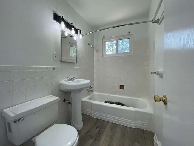 Building Photo - {10105} Charming 2 bedroom + 1 car garage + updated bathroom