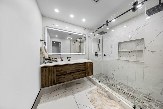 Building Photo - 490 W 33rd Pl