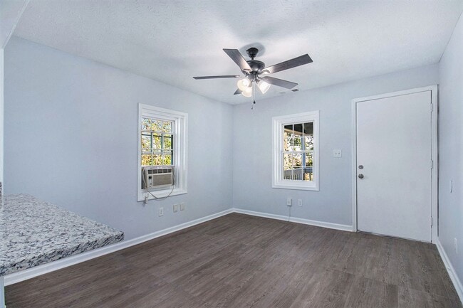 Building Photo - Charming Fully Renovated 2BR/1BA in the He...