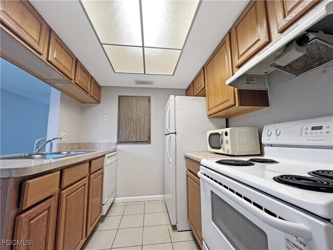 Building Photo - 6635 Warwick Cir