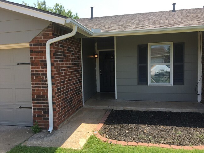 Building Photo - 3 Bed/2 Bath Home with Additional Space -- Available After August 10, 2026