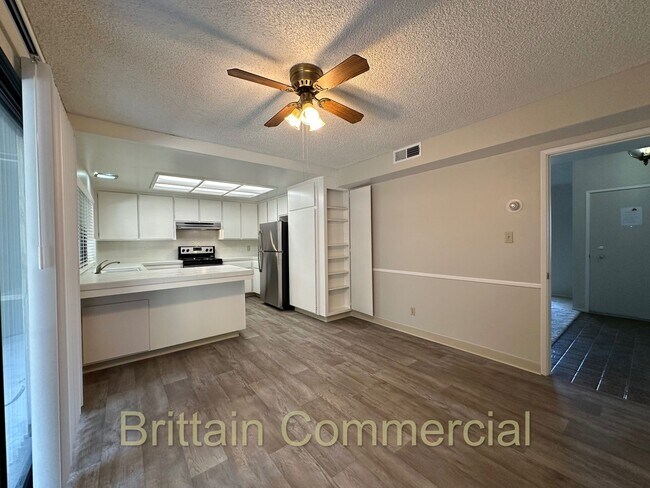 Building Photo - 6531 Lake Park Dr