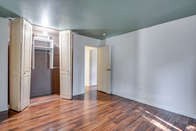 Building Photo - 1049 W Ogden Ave