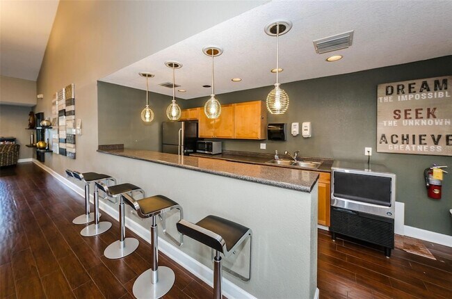 Building Photo - 251 Pompano Dr SE