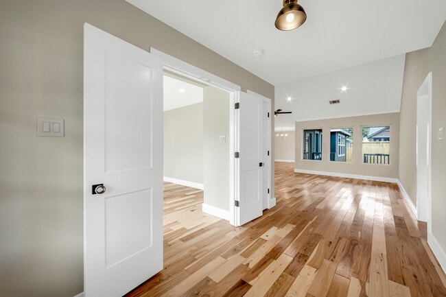 Building Photo - 403 Moody St