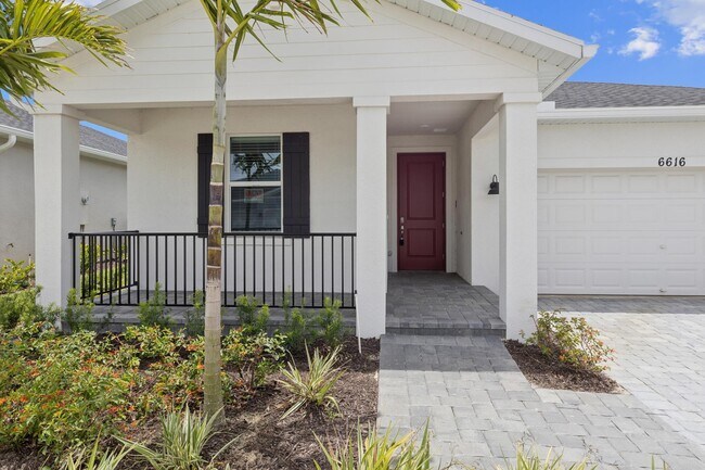 Building Photo - 6616 Cloverdale Ave