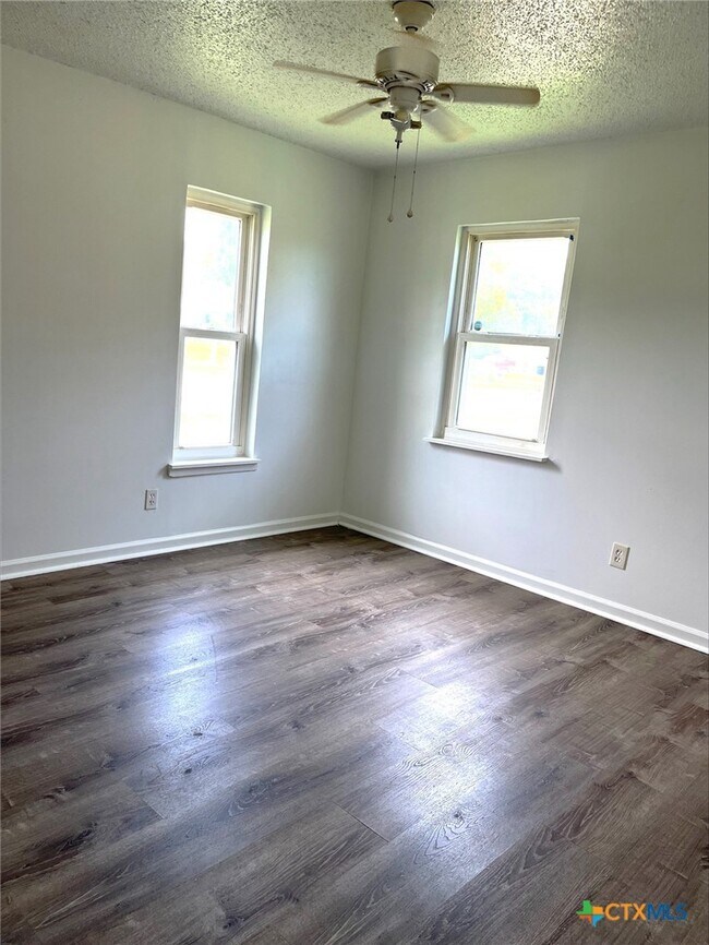 Building Photo - 505 Curry Ave