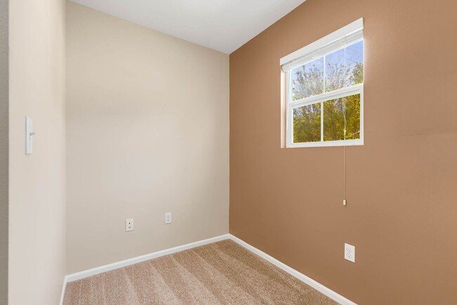 Building Photo - Centrally located 3 Bed/2-1/2 Bath Kenmore...