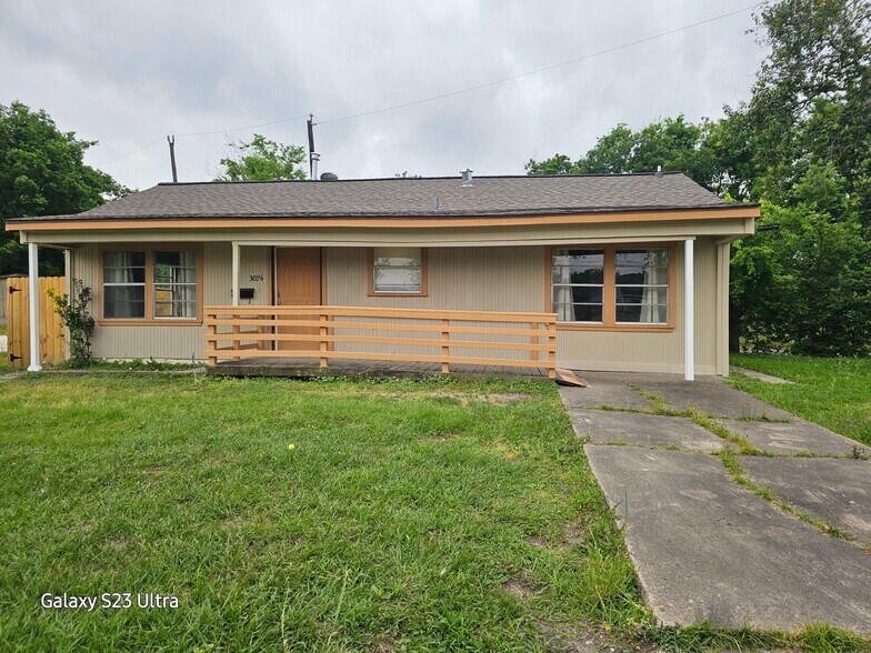 Building Photo - 3026 Airport Blvd