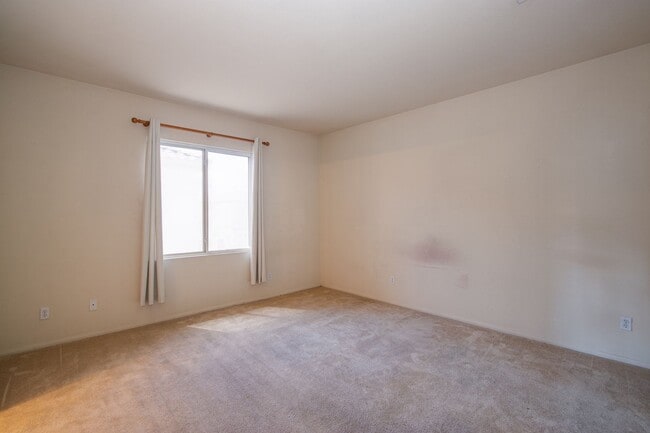 Building Photo - 4 bedroom 3 bath centrally located home